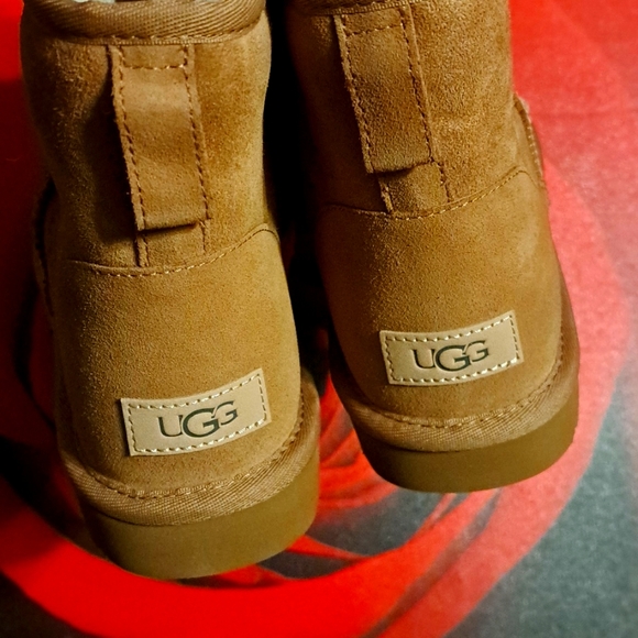 UGG Classic Mini ll Boot - Picture 4 of 7